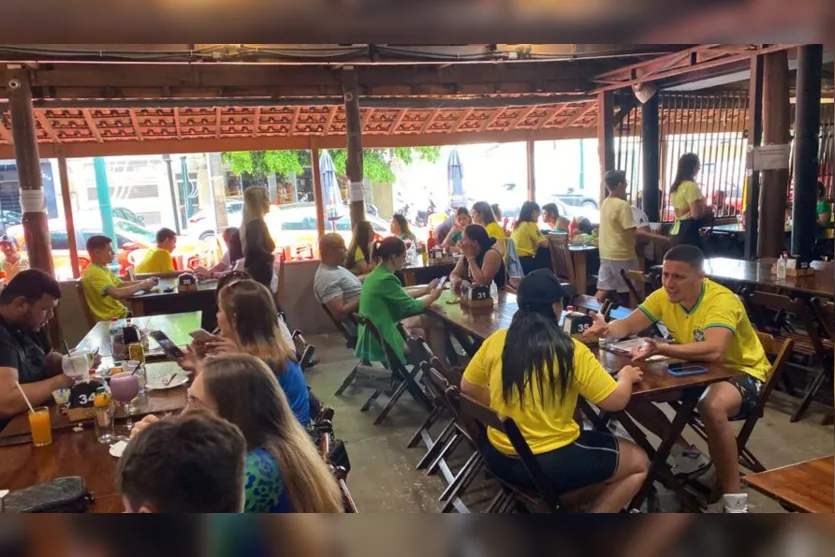  Em Apucarana, os moradores da cidade já estão reunidos e com a expectativa de vitória do time do Brasil 