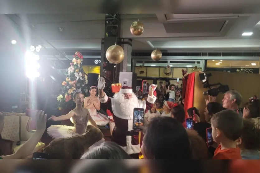 Espetáculo celebra chegada do Papai Noel no Shopping Centronorte