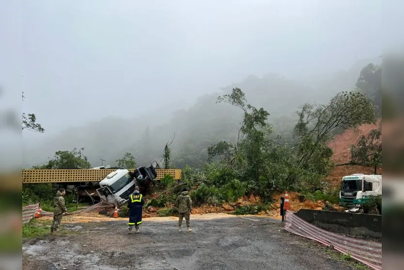  Fortes chuvas causaram deslizamentos de terras em diversos pontos dos Estados do Paraná e Santa Catarina 