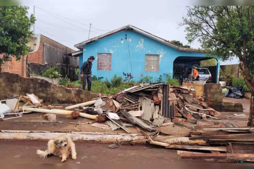  Houve danos materiais, por todo o município, com destelhamentos em residências no quadro urbano e na zona rural 