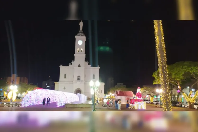  Iluminação chama atenção de quem passa pelo centro de Apucarana 