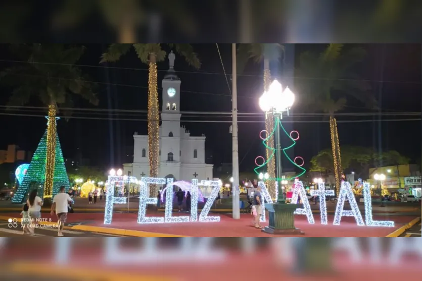  Letreiro "Feliz Natal" foi acesso na Praça Rui Barbosa 