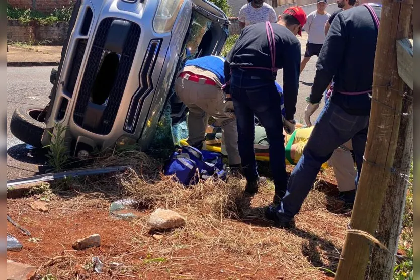 Mãe e filha ficam machucadas após capotamento em Apucarana