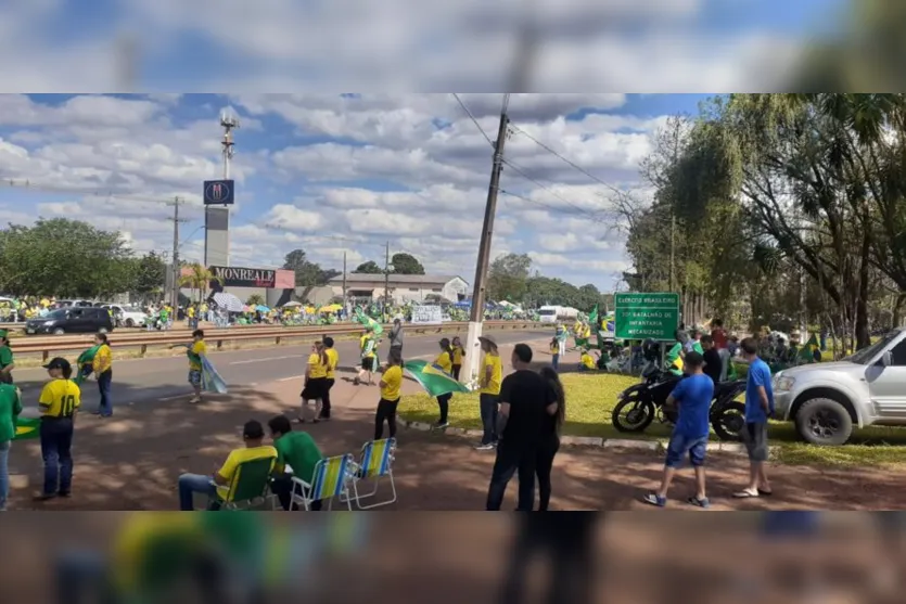 Manifestação é realizada em frente ao Exército de Apucarana