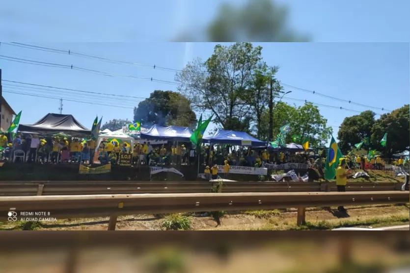  Manifestantes se reúnem em frente ao 30º Batalhão de Infantaria Mecanizado (30º BIMEC), em Apucarana 