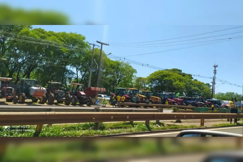  Manifestantes se reúnem em frente ao 30º Batalhão de Infantaria Mecanizado (30º BIMEC), em Apucarana 