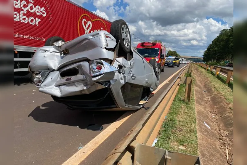 Motorista fica ferido após capotar carro em frente ao 30ºBIMec