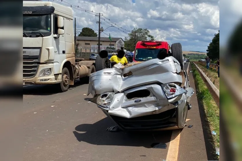 Motorista fica ferido após capotar carro em frente ao 30ºBIMec