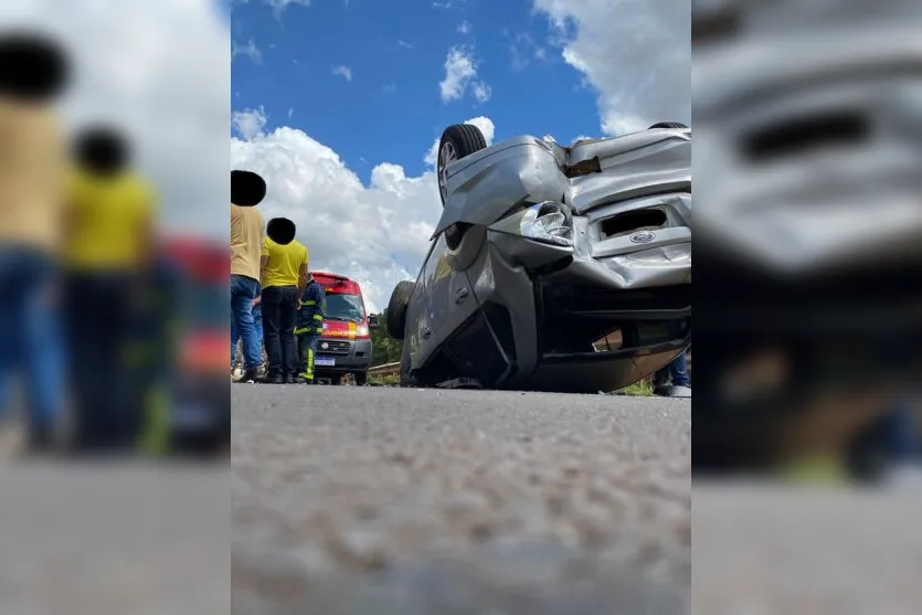 Motorista fica ferido após capotar carro em frente ao 30ºBIMec