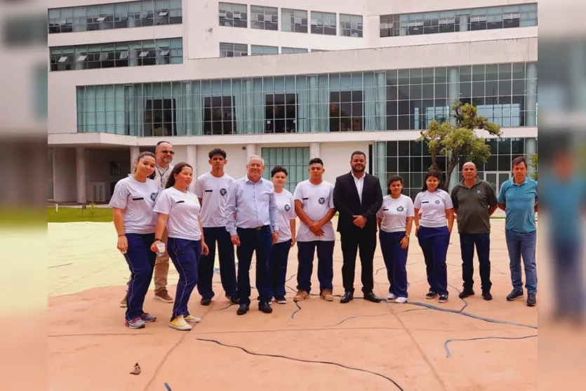  Na capital, iniciando os trabalhos, os parlamentares fizeram uma visita ao Palácio Iguaçu 