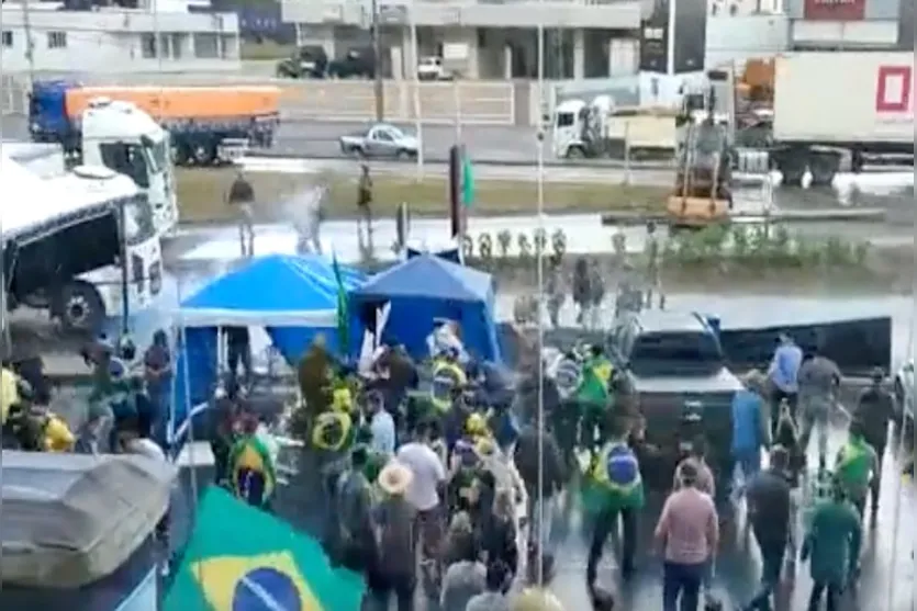  No ataque registrado em Santa Catarina, apoiadores do presidente Bolsonaro utilizaram barras de ferro, cadeiras e outros objetos na ação 