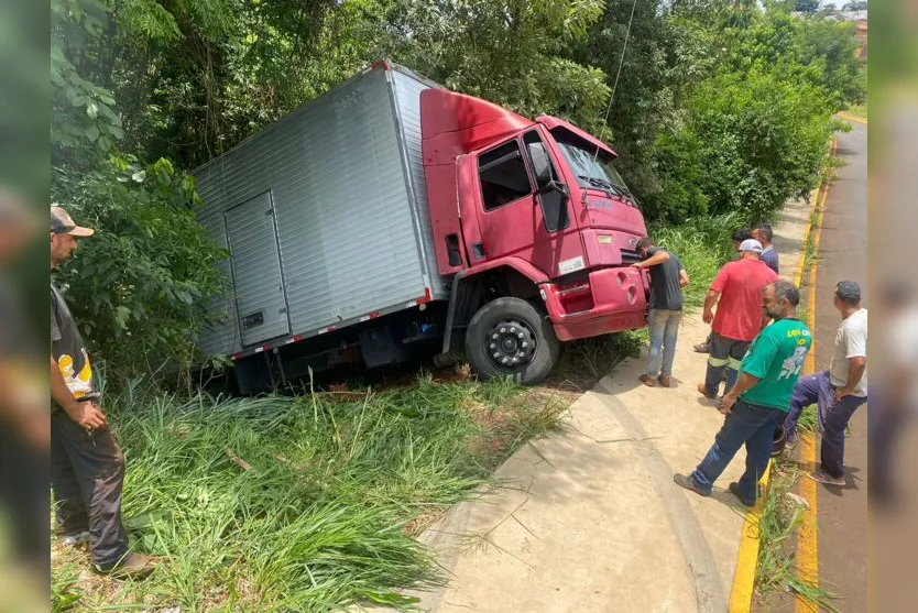  O caminhão entrou no Jardim das Flores, e não aguentou subir a íngreme Rua Rosa Stábile 