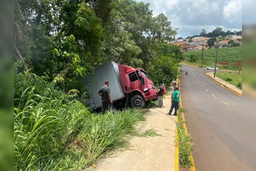  O caminhoneiro até tentou frear o veículo, ficando marcas de frenagem na via. 