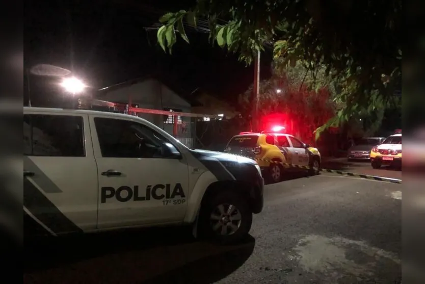  O confronto aconteceu por volta das 21h, em uma residência na Rua Tereza Barreto Zanela, no bairro Jaçanã, em Apucarana. 