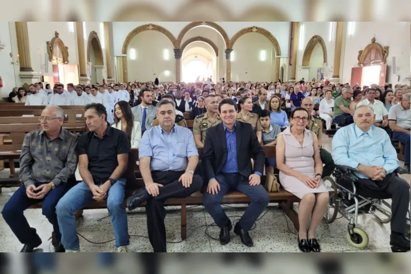  O deputado federal eleito Beto Preto, o prefeito Junior da Femac, junto de familiares, prestigiam a cerimônia 