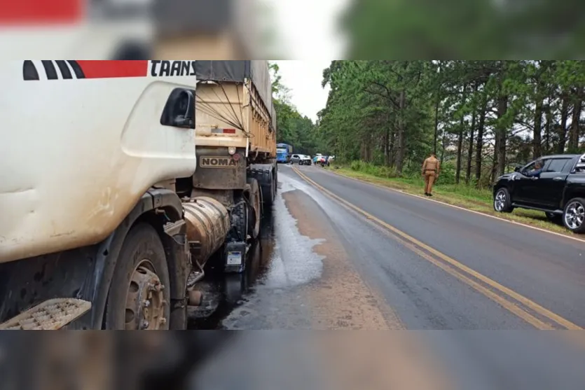  O motorista acabou perdendo o controle do carro, e colidiu na lateral da carreta 