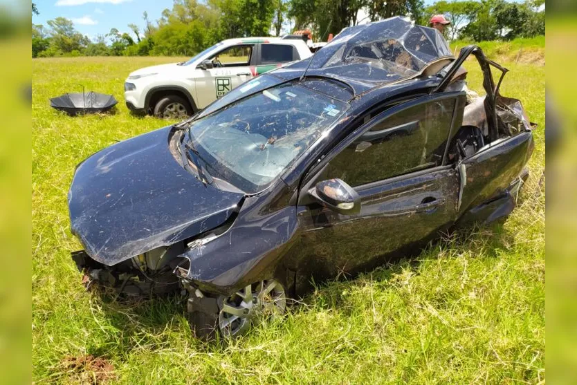  O motorista do Nissan Versa, capotou o carro, que caiu fora da pista 