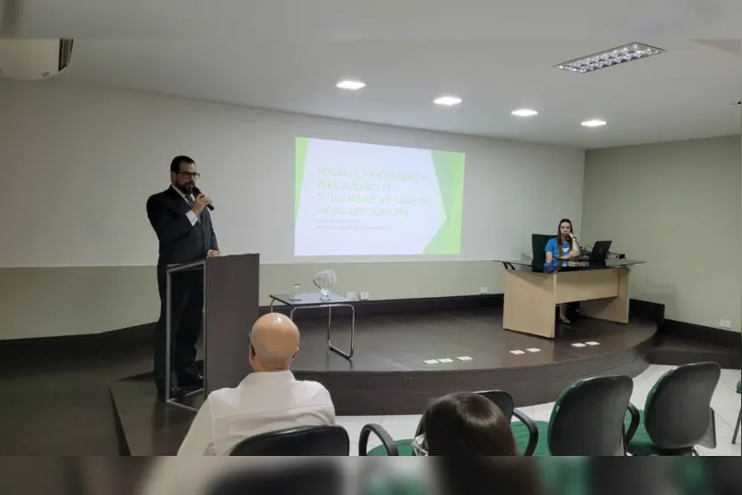  O procurador jurídico de Apucarana, Rubens Henrique de França, deu uma palestra a respeito do cadastro imobiliário 