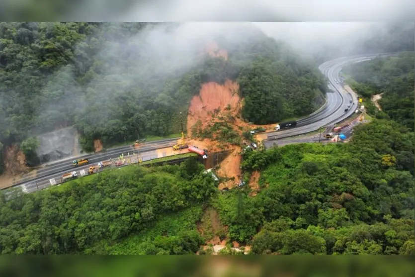  O tráfego no sentido Curitiba flui em apenas uma faixa 