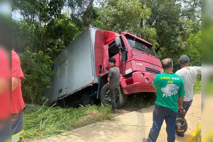  O veículo que transportava malha utilizada para roupas esportivas, seguia para Cambé 