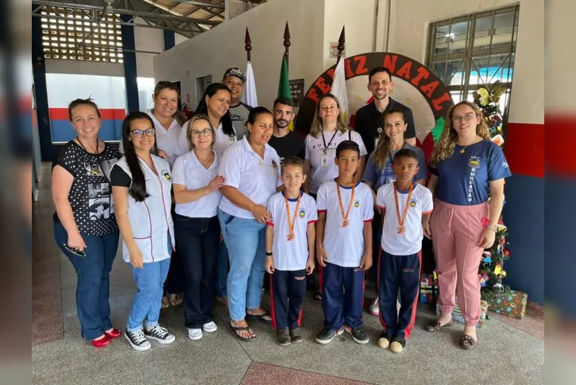  Os alunos Carlos Felipe de Oliveira Santos, Lucas Henrique Pimentel, Thamires Pires de Oliveira, Gabriel Cardoso Ribeiro 