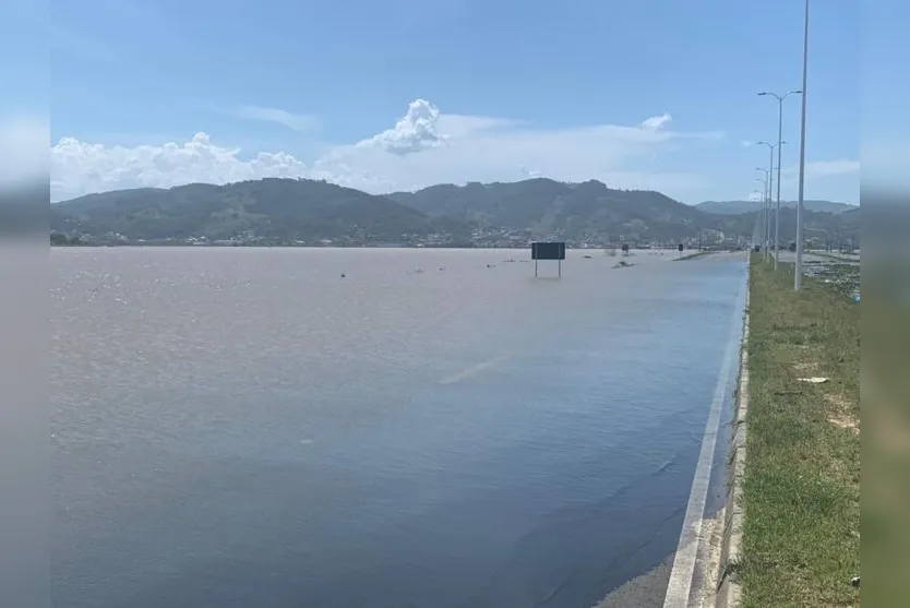  Parte da Rodovia Ivane Fretta fica debaixo d'água em Tubarão 