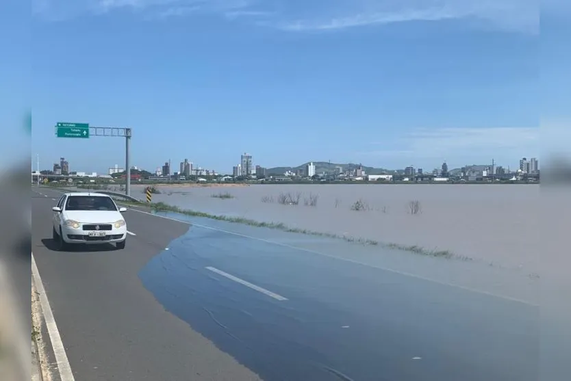  Parte de rodovia alagada em Tubarão após rompimento de dique 