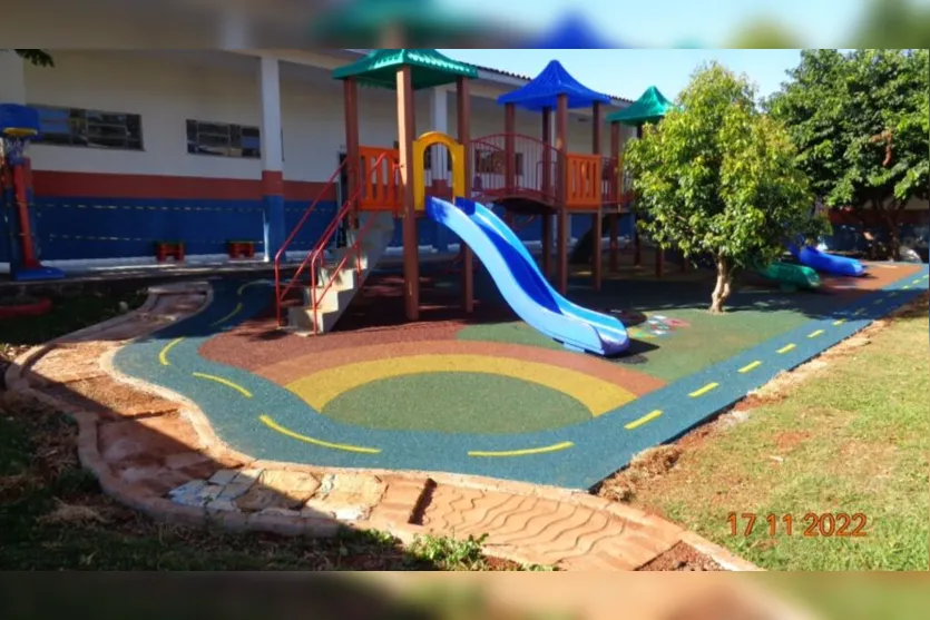 Pisos emborrachados são instalados nos parquinhos dos CMEIs e escolas