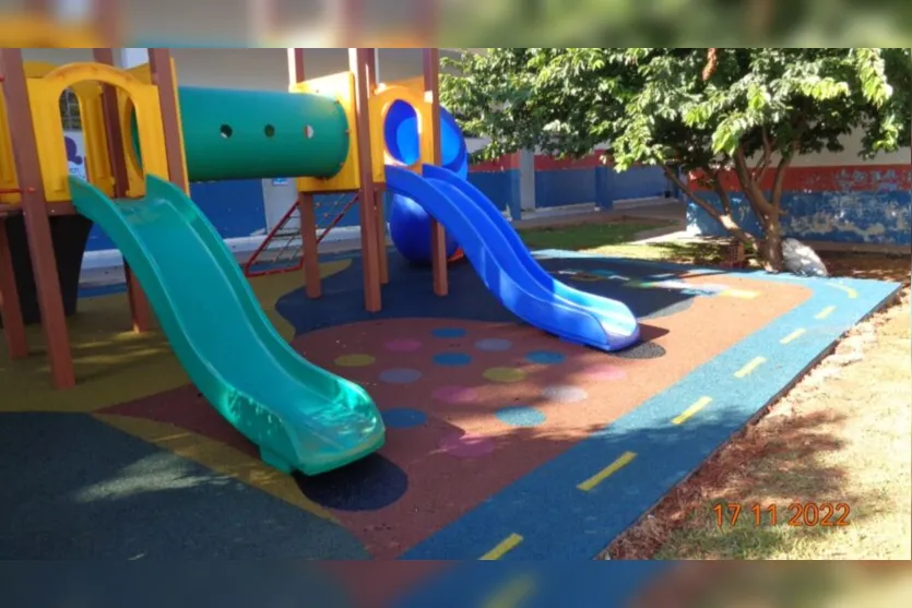 Pisos emborrachados são instalados nos parquinhos dos CMEIs e escolas