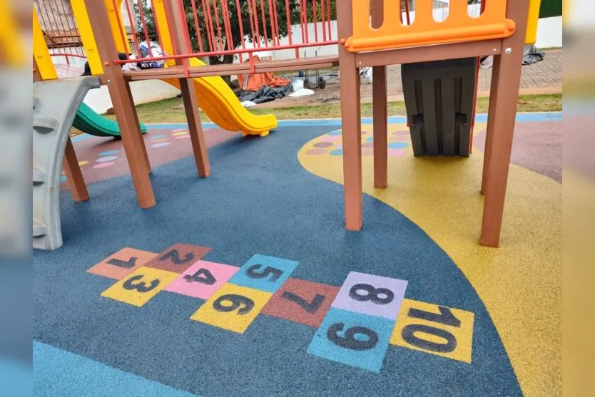 Pisos emborrachados são instalados nos parquinhos dos CMEIs e escolas