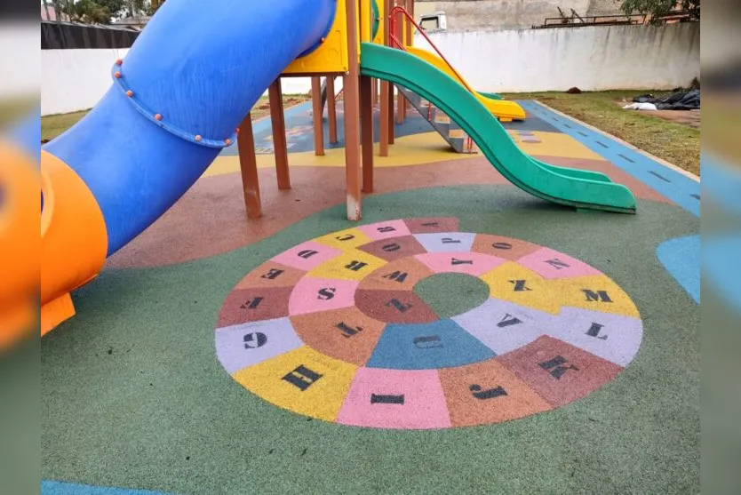 Pisos emborrachados são instalados nos parquinhos dos CMEIs e escolas