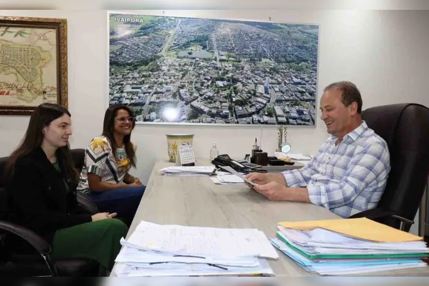  Prefeito Carlos Gil com as diretoras de meio ambiente Denise e da saúde Cristiane 