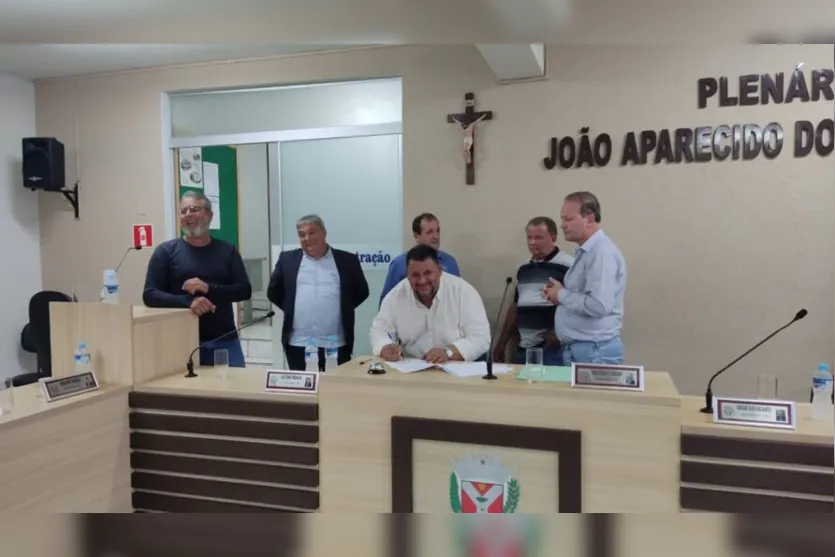  Prefeito de Rio Branco do Ivaí, Pedro Taborda, assina ordem de serviço ao lado de prefeitos 