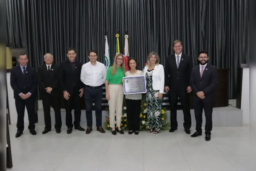  Professora Maria Agar ao lado dos vereadores e do prefeito Júnior da Femac 