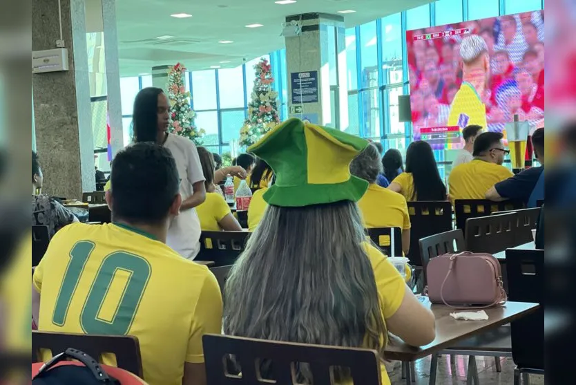  Torcedores assistem jogo no Shopping Centronorte 