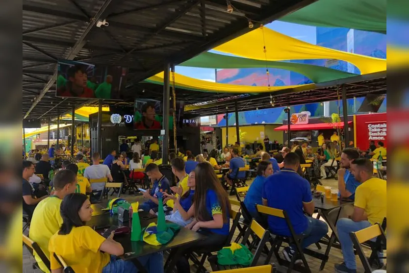 Torcedores de Apucarana comemoram vitória do Brasil contra Coreia