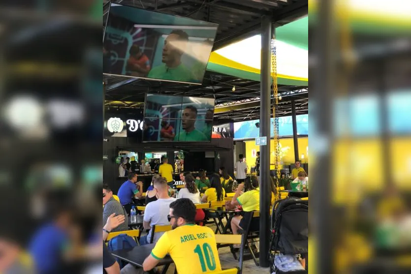 Torcedores de Apucarana comemoram vitória do Brasil contra Coreia