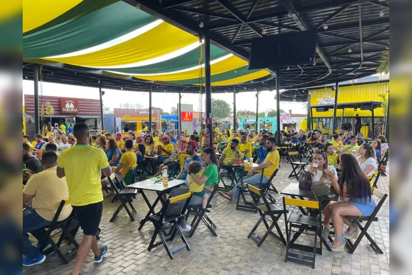 Torcedores movimentam bares de Apucarana para ver estreia do Brasil