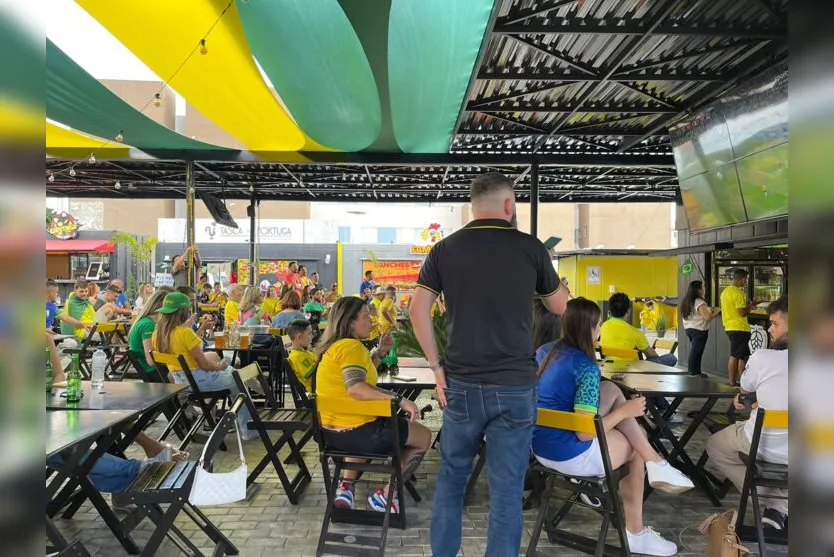 Torcedores movimentam bares de Apucarana para ver estreia do Brasil