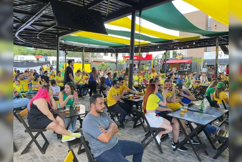 Torcedores movimentam bares de Apucarana para ver estreia do Brasil