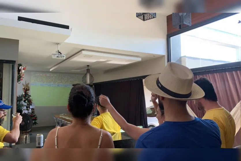Torcedores reúnem amigos e assistem jogo do Brasil em casa