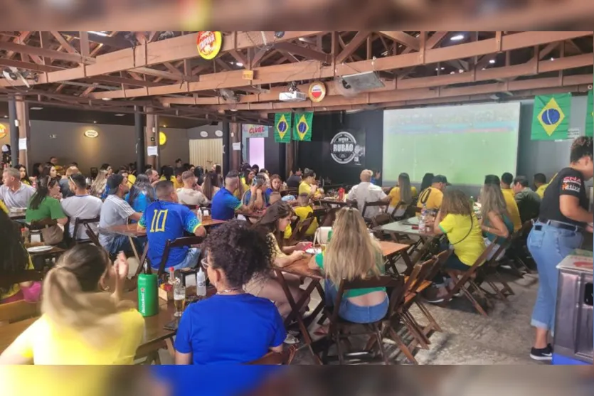 Torcida lota bares da Oswaldo Cruz para o jogo Brasil x Suiça