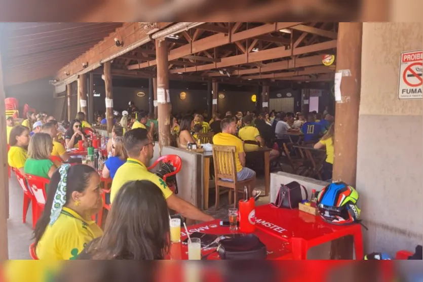 Torcida lota bares da Oswaldo Cruz para o jogo Brasil x Suiça