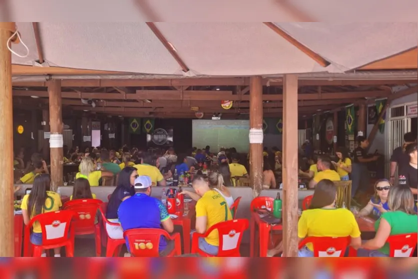 Torcida lota bares da Oswaldo Cruz para o jogo Brasil x Suiça