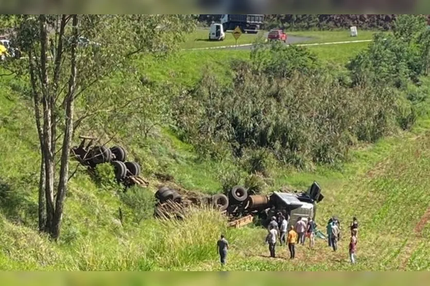  Um acidente grave foi registrado na tarde desta quarta-feira (16), em Manoel Ribas e causou três mortes 