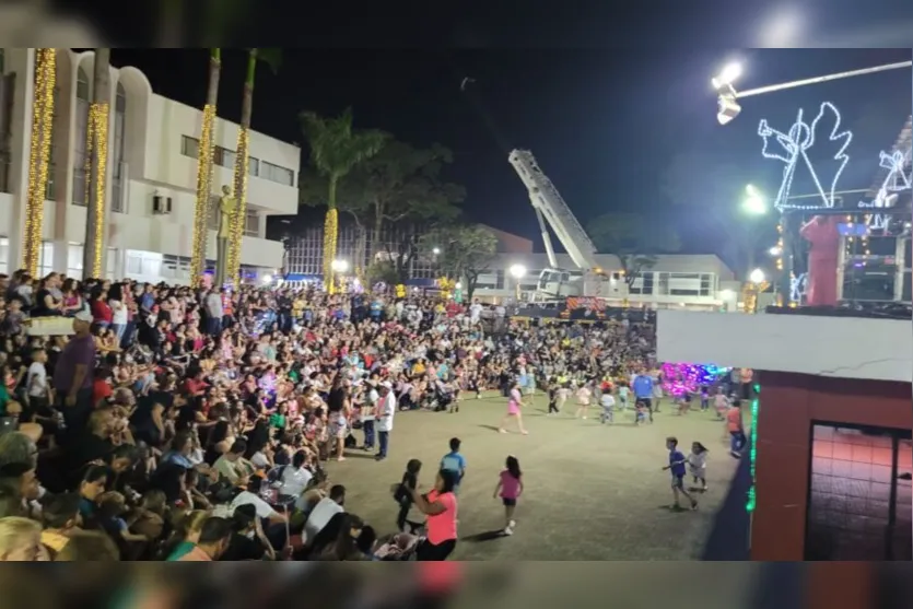  Um grande público acompanha a chegada do Papai Noel 