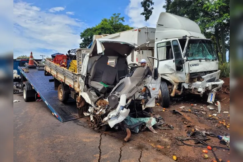  Um motorista, de 54 anos, morreu na hora. Ele transportava carga de tomates, que ficou espalhada pela pista 