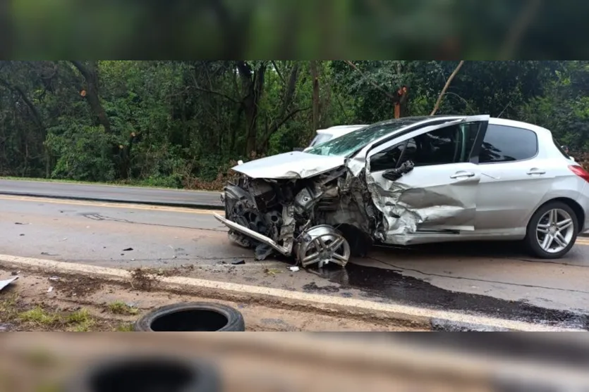  Uma mulher que estava no carro, foi encaminhada pela equipe do Samu ao hospital 