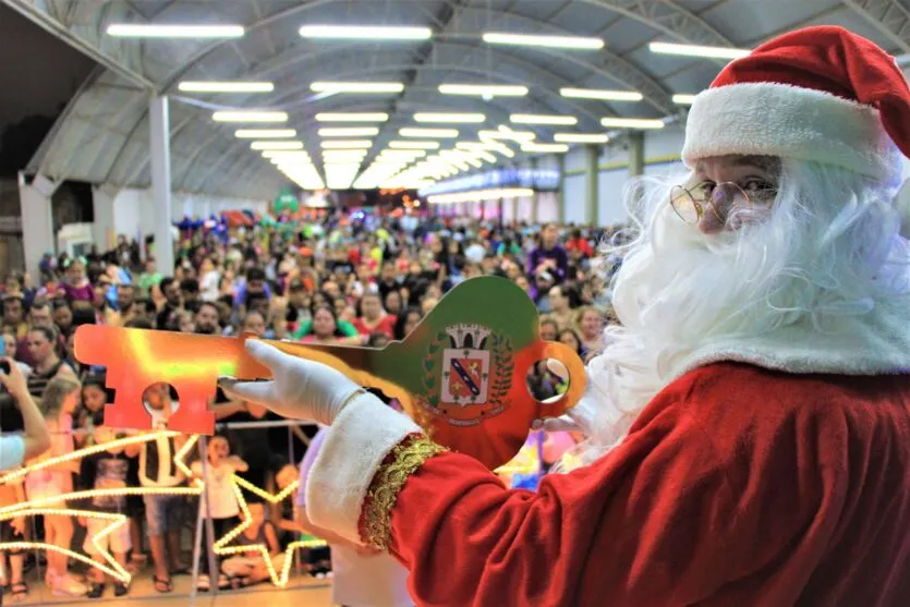  a Caravana do Papai Noel percorreu a Avenida Arapongas – saindo próximo ao posto Trabuco, seguindo até a Estação Cultural Milene 