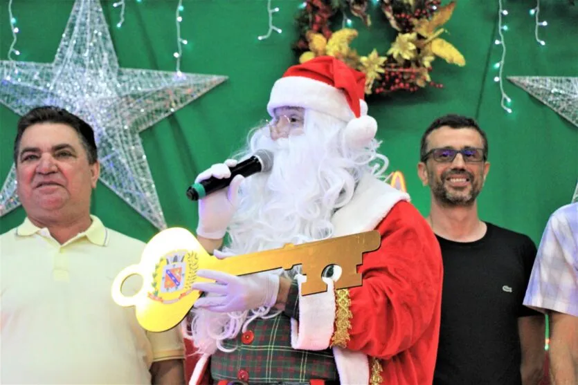  a Caravana do Papai Noel percorreu a Avenida Arapongas – saindo próximo ao posto Trabuco, seguindo até a Estação Cultural Milene 